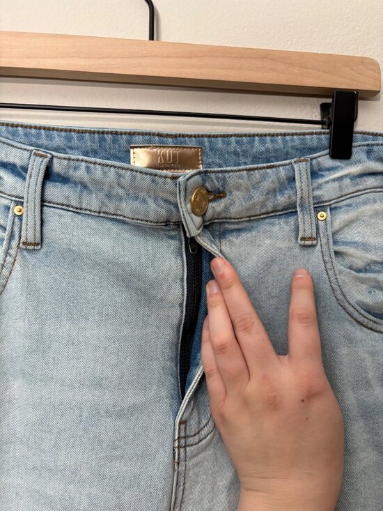 Kut from the Kloth Gwen High-Rise Wide-Leg Light-Wash Vintage Look Denim Jeans - Picture 5 of 13